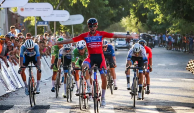 Emiliano Contreras sorprendió a todos ganó la tercera etapa y se