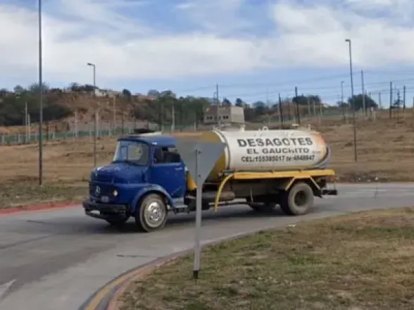 Discutió con su novia, se tiró del auto en plena ruta y murió atropellado por un camión