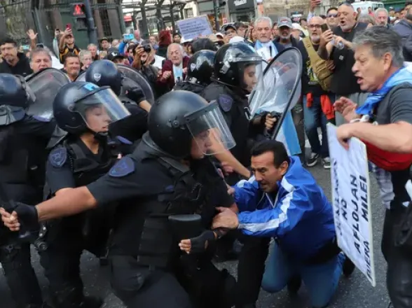 Manifestación de jubilados y barras: 15 heridos y al menos 150 detenidos