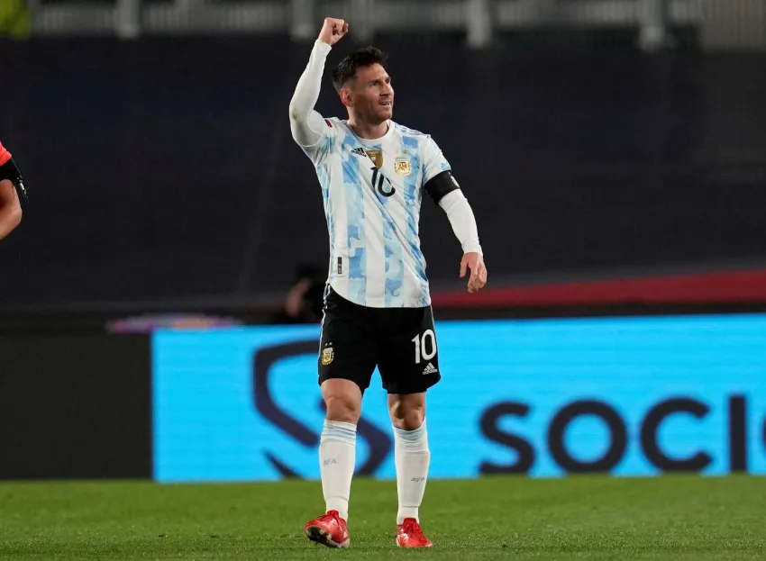 Uruguay vence en un tenso partido a Argentina, y Messi lanza un