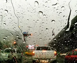 Qué hacer si te sorprende una tormenta intensa mientras manejas en auto